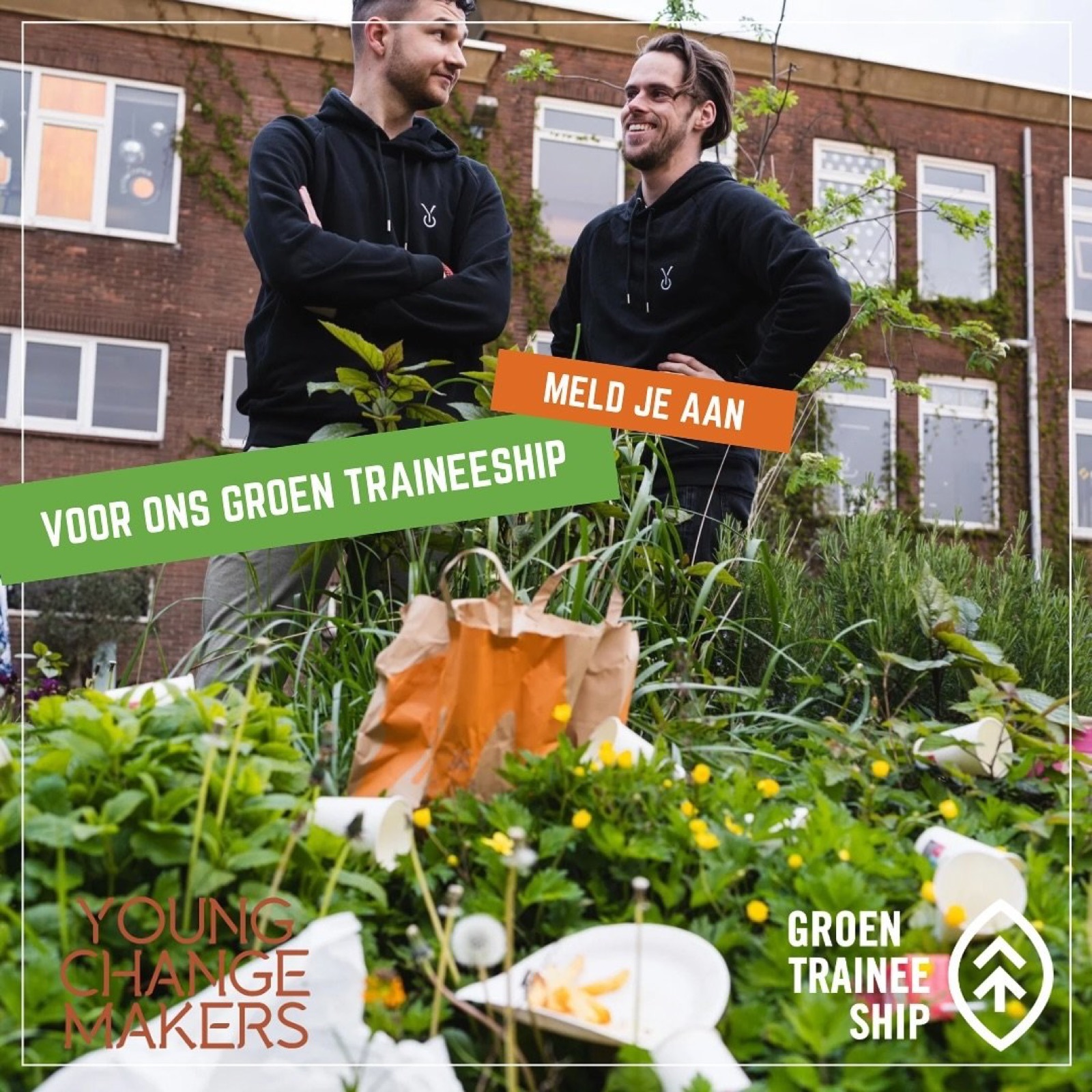 Twee Young Changemakers in hoodies te midden van planten, met de oproep je aan te melden voor het Groen Traineeship