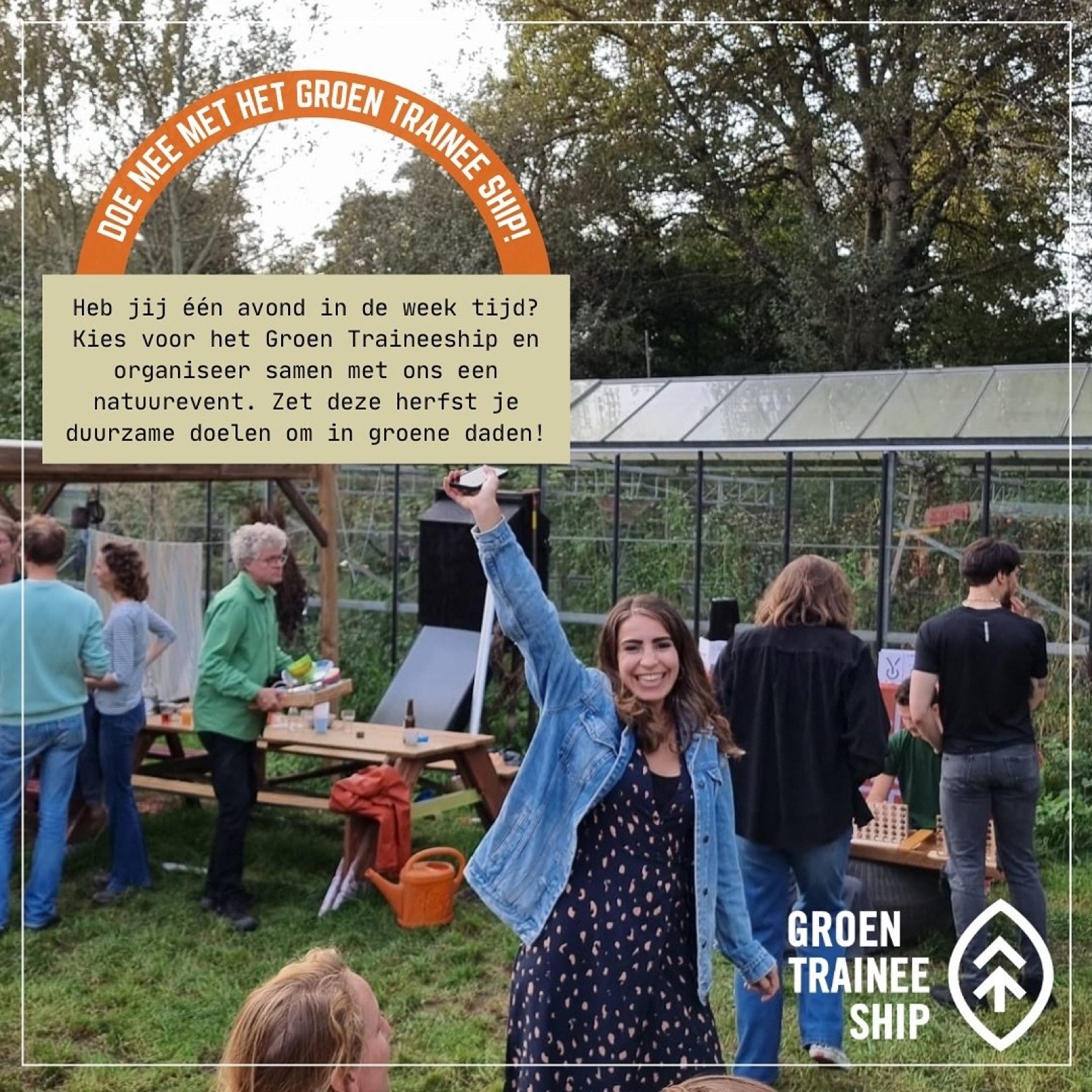 Vrolijke deelnemer maakt een selfie tijdens een Groen Traineeship natuurevent bij de kassen